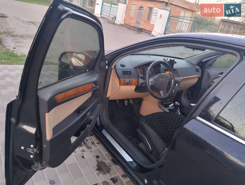 Хэтчбек Opel Astra 2006 в Пирятине