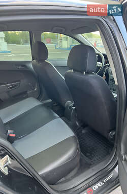 Хетчбек Opel Astra 2011 в 