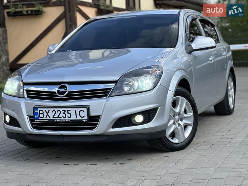 Хэтчбек Opel Astra 2010 в 