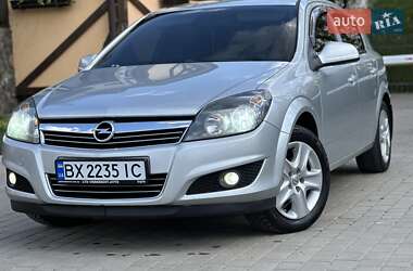 Хэтчбек Opel Astra 2010 в 