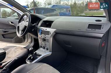 Хэтчбек Opel Astra 2010 в 