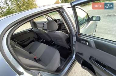 Хэтчбек Opel Astra 2004 в 