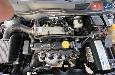Хэтчбек Opel Astra 2004 в 