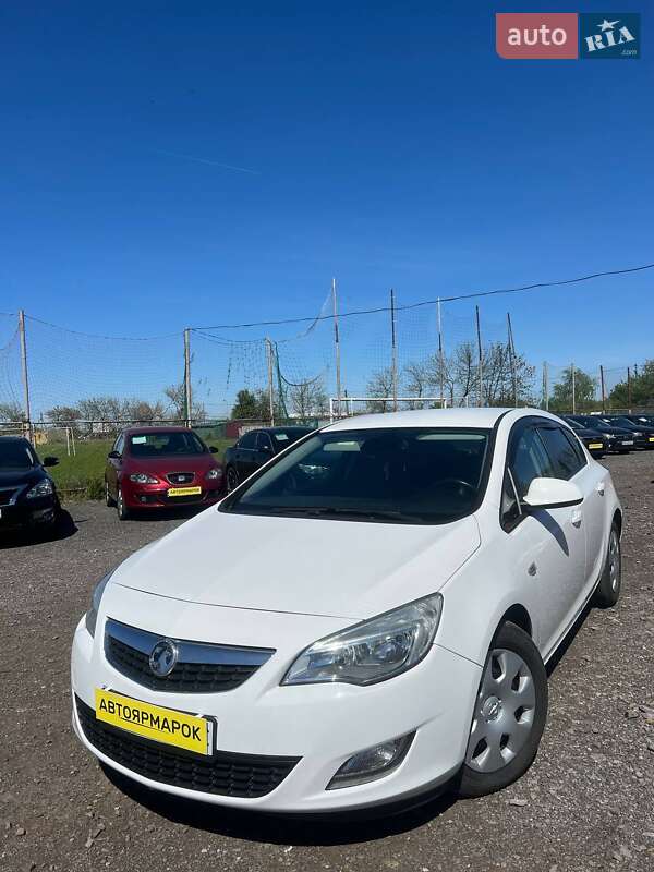 Хэтчбек Opel Astra 2012 в 