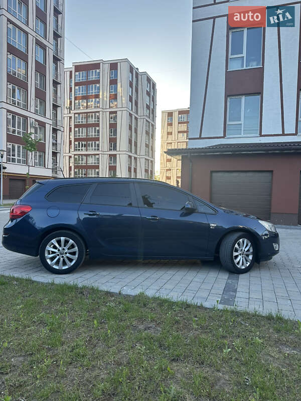 Універсал Opel Astra 2012 в Івано-Франківську
