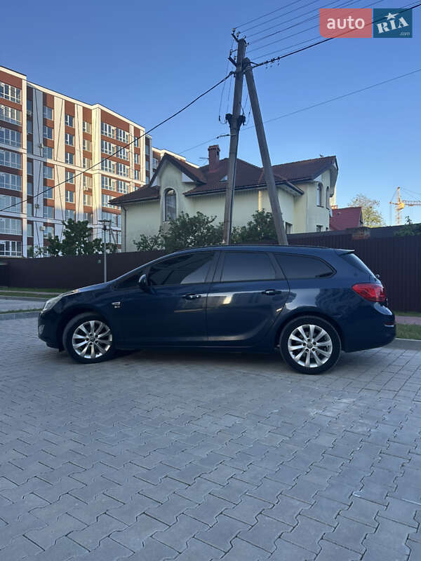 Універсал Opel Astra 2012 в Івано-Франківську