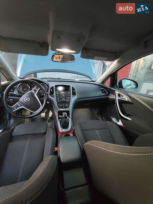 Универсал Opel Astra 2012 в Дрогобыче