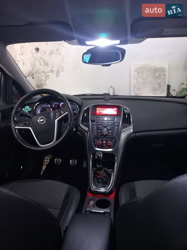 Универсал Opel Astra 2012 в Звягеле