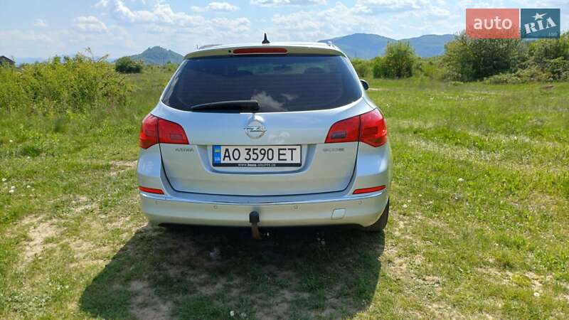 Универсал Opel Astra 2014 в Хусте