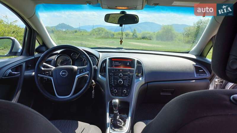 Универсал Opel Astra 2014 в Хусте
