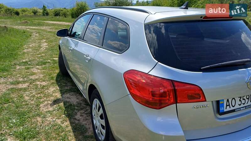 Универсал Opel Astra 2014 в Хусте