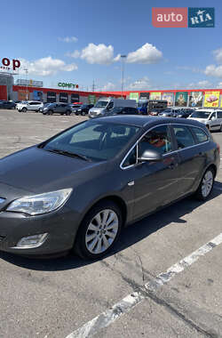 Універсал Opel Astra 2012 в Рівному