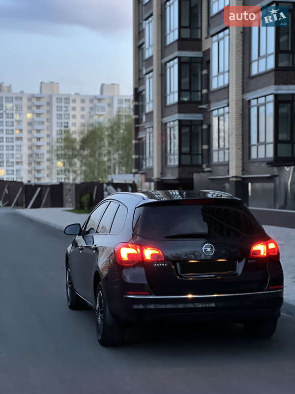 Универсал Opel Astra 2012 в Чернигове