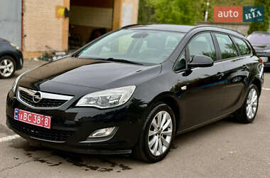 Універсал Opel Astra 2012 в Рівному