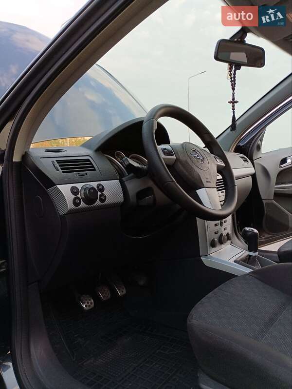 Хетчбек Opel Astra 2004 в Южному