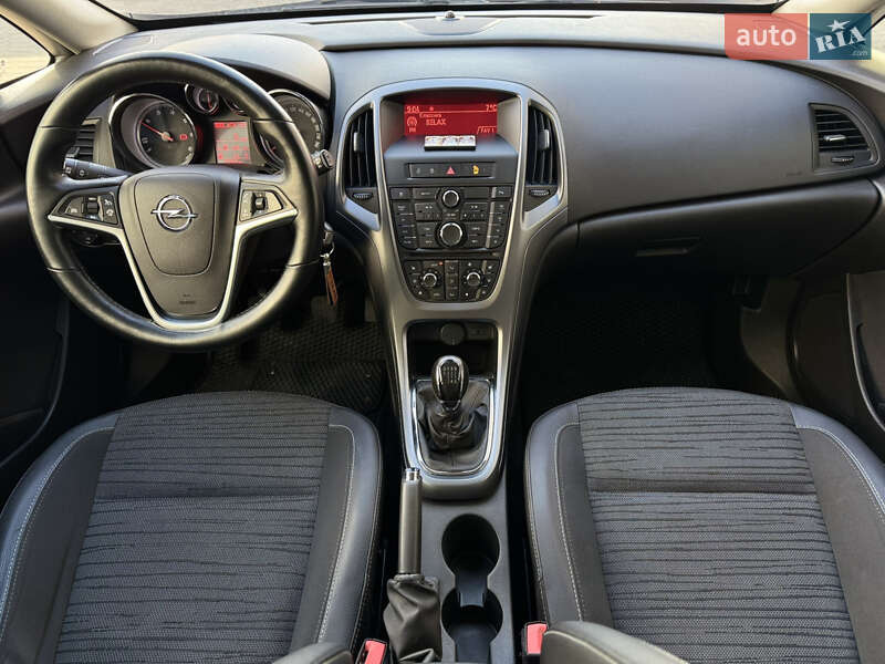 Універсал Opel Astra 2015 в Луцьку