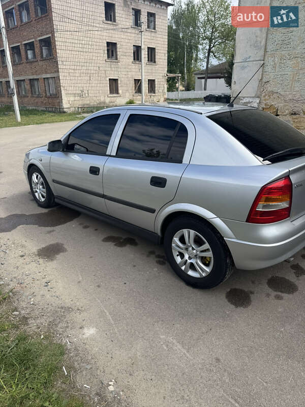 Хэтчбек Opel Astra 2000 в Звягеле