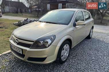 Хэтчбек Opel Astra 2005 в 