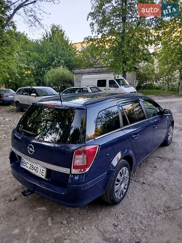 Універсал Opel Astra 2010 в Львові