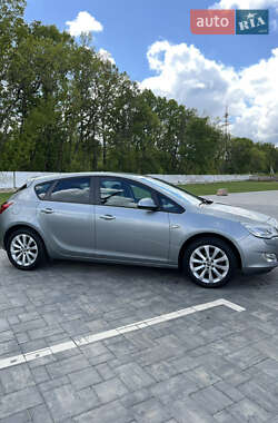 Хетчбек Opel Astra 2012 в 