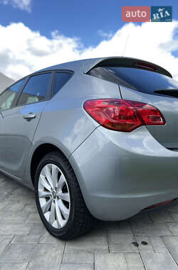 Хетчбек Opel Astra 2012 в 