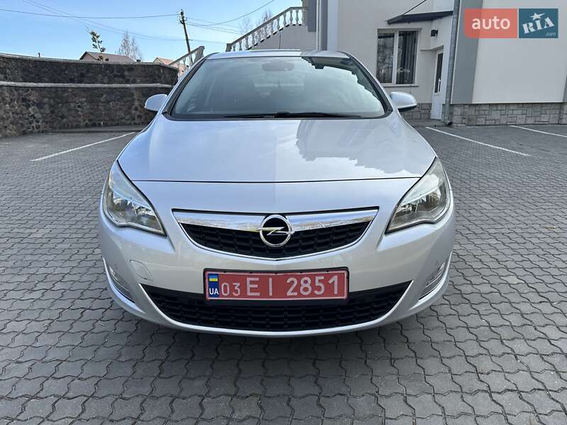 Хэтчбек Opel Astra 2010 в 