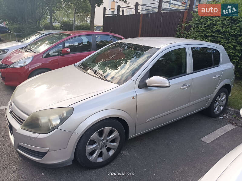 Хетчбек Opel Astra 2005 в Хирові