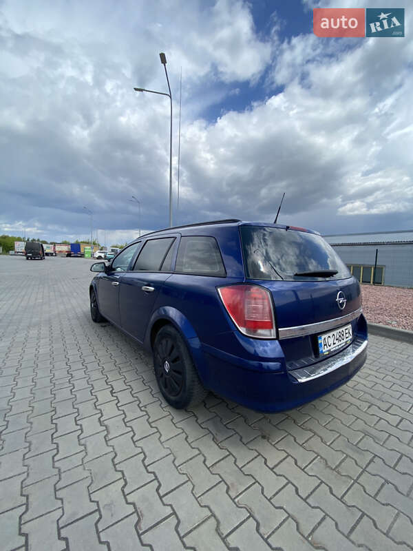 Універсал Opel Astra 2010 в Луцьку