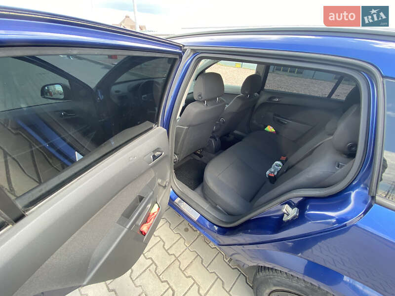 Універсал Opel Astra 2010 в Луцьку