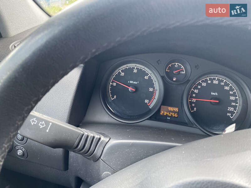 Універсал Opel Astra 2010 в Луцьку