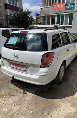 Універсал Opel Astra 2010 в Ромнах