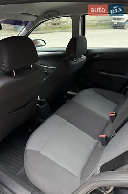 Хэтчбек Opel Astra 2006 в 