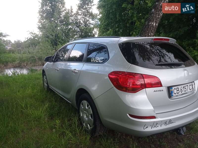 Универсал Opel Astra 2011 в Мене