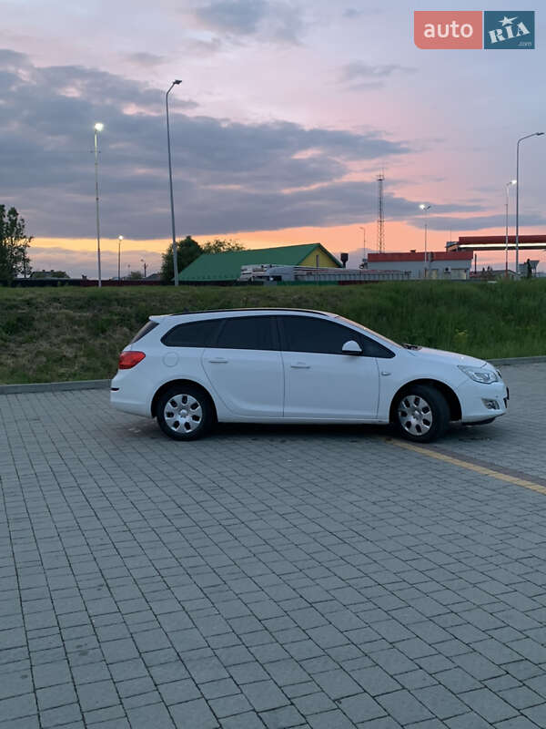 Универсал Opel Astra 2012 в Стрые