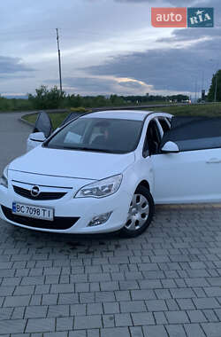 Универсал Opel Astra 2012 в Стрые