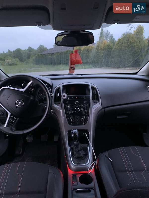 Универсал Opel Astra 2012 в Стрые