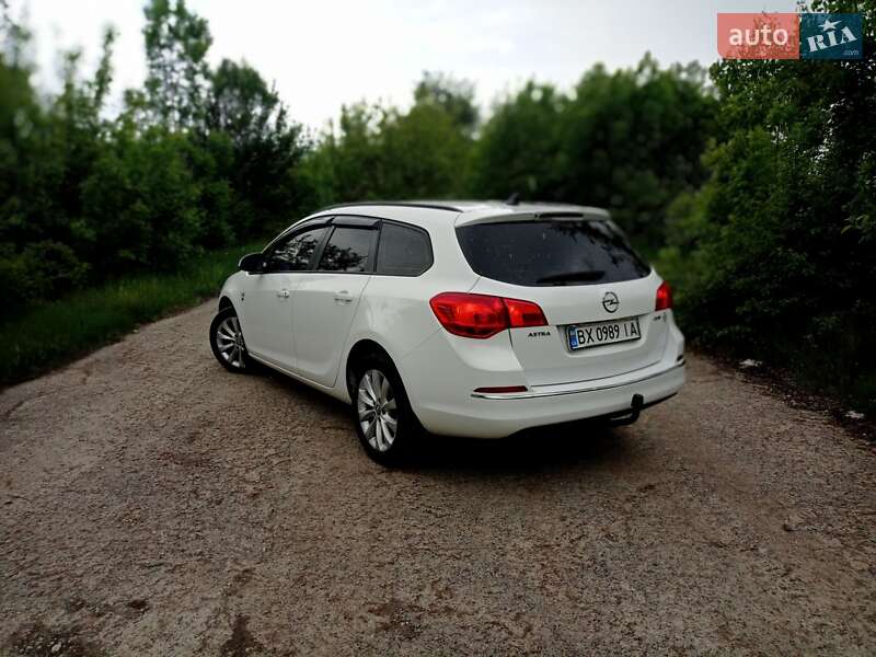 Универсал Opel Astra 2012 в Дунаевцах