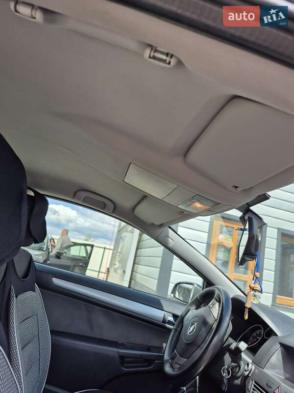 Купе Opel Astra 2005 в Дубровице