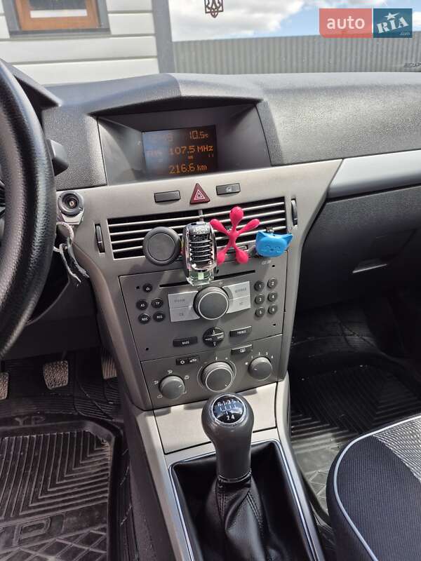 Купе Opel Astra 2005 в Дубровице