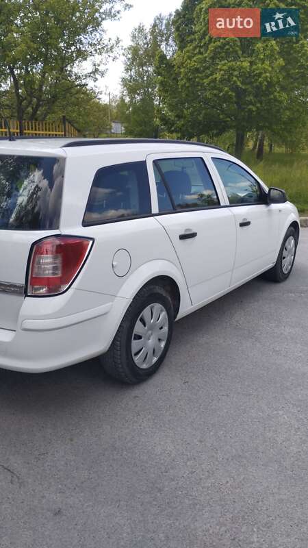 Універсал Opel Astra 2011 в Звягелі