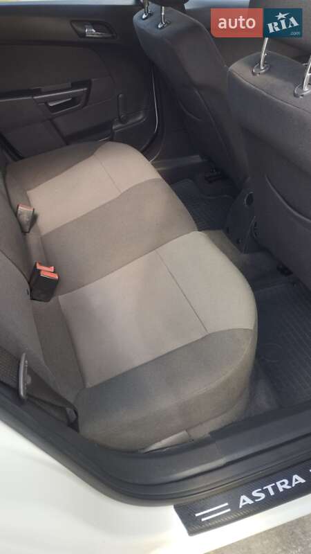 Універсал Opel Astra 2011 в Звягелі