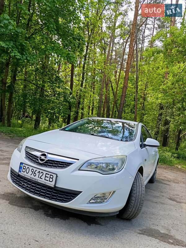 Opel Astra 2011
