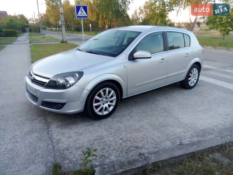 Хэтчбек Opel Astra 2005 в 