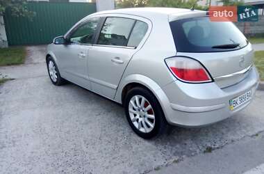 Хэтчбек Opel Astra 2005 в 