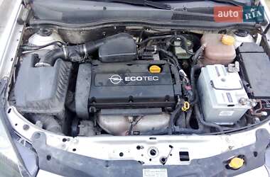 Хэтчбек Opel Astra 2005 в 