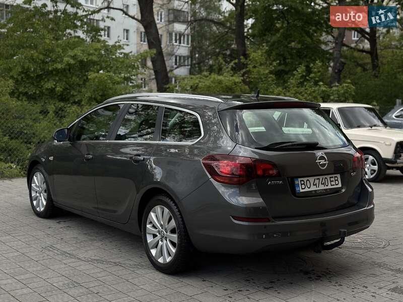 Універсал Opel Astra 2011 в Тернополі