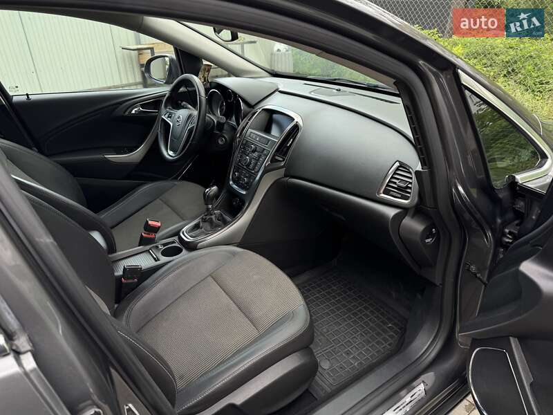 Універсал Opel Astra 2011 в Тернополі