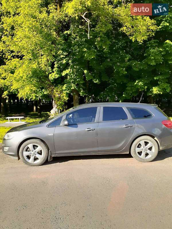 Универсал Opel Astra 2011 в Стрые