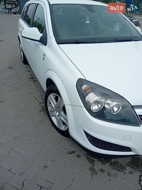 Универсал Opel Astra 2010 в Черновцах