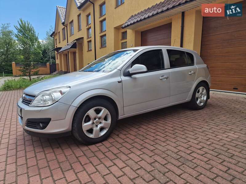 Хэтчбек Opel Astra 2014 в Стрые